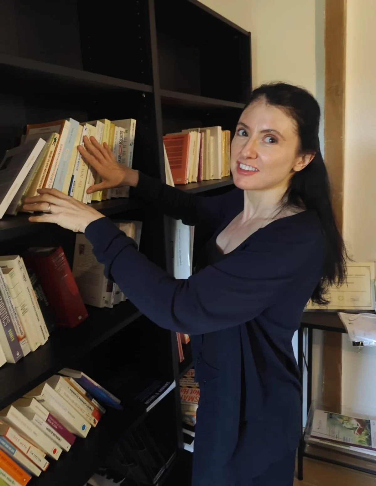 Portrait de Sophie Schlubach Zhvania dans sa bibliothèque